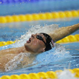 Lochte avanza a la final de 200 metros dorso
