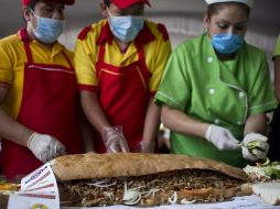 En la ciudad de México se realizó la Torta mas Grande del Mundo, mide más de 53 metros de largo. AFP  /
