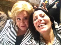 Alejandra subió a Twitter esta fotografía acompaña con su mamá. @Al3jandraGuzman  /