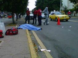 Personal del Servicio Médico Forense (Semefo) realizó el levantamiento del cuerpo.  /