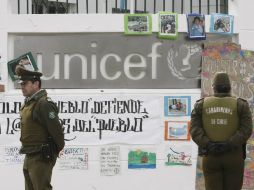 Tres representantes de la etnia mapuche mantuvieron la toma de la sede de Unicef en Santiago. EFE  /