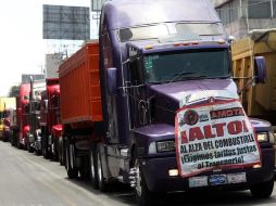 Integrantes de la AMOTAC, iniciaron este miércoles una protesta nacional para exigir se suspenda la norma 012 de la SCT. EL UNIVERSAL  /