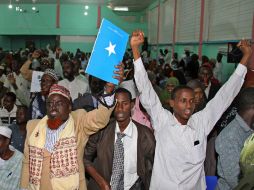 Miembros de la Asamblea Nacional Constituyente de Somalia muestran las copias de la constitución provisional. AFP  /