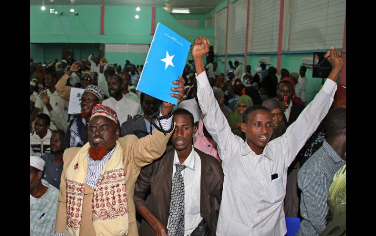 Miembros de la Asamblea Nacional Constituyente de Somalia muestran las copias de la constitución provisional. AFP  /