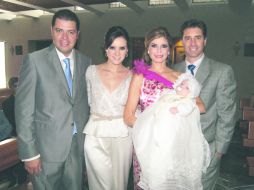 Rodeada de amor. Inés con sus papás: Rodrigo Gallardo y Angie Venegas, y con sus padrinos: Mónica Gallardo y Víctor Barreiro.  /