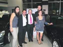 LISTOS PARA AYUDAR. Ana Laura González, Antonio Herrera, Javier Espinosa, Julio Vigil y Julia Gil.  /