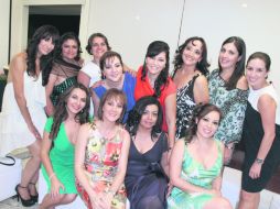 FIN DE CURSOS. Cecy con sus alumnas graduadas.  /