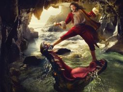 Brand lleva ropa de pirata tambaleándose sobre la boca abierta de un cocodrilo gigante. AP  /