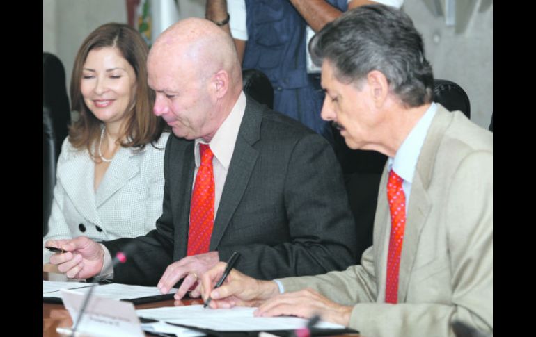 Firman convenio.- Miguel Ángel Domínguez (der.), presidente del CRT, y Rodrigo Sánchez Mújica, director del FIRA.  /