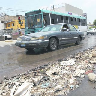 Colapsa el drenaje en el Cerro del Cuatro por lluvias