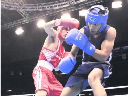 Óscar Valdez (izq.) superó claramente al boxeador de Tayikistán, Andvar Yunusov, en la categoría de los 56 kilos. AP  /