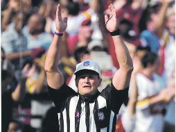 Ausente. Ed Hochuli es uno de los árbitros que estarán fuera de circulación. ESPECIAL  /