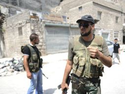 Varios rebeldes sirios patrullando calles cerca de Aleppo, en Siria. EFE  /