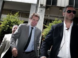 El representante del FMI, Poul Thomsen (c) y ministro griego, Yiannis Stour (fuera de plano) llegan al Ministerio de Finanzas. EFE  /