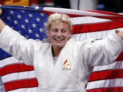Kayla Harrison celebra su oro con la bandera de Estados Unidos. REUTERS  /
