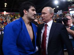Khaibulaev es felicitado por Vladimir Putin en el tatami del complejo ExCEL de Londres. AFP  /