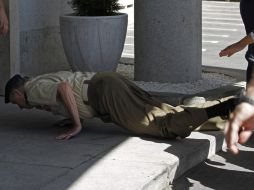 El rey Juan Carlos tropieza con un escalón y cae al suelo. EFE  /