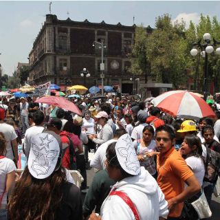 Inician marcha hacia la SEP estudiantes ''rechazados''