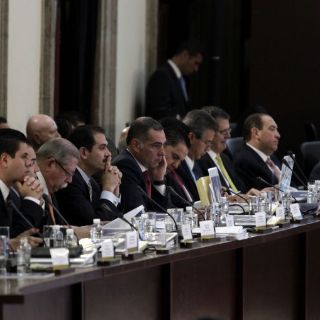 Ebrard propone homologar salarios de policías locales con federales