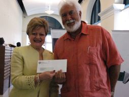 Mercedes Gómez, y el cónsul de España en P.Rico, Eduardo Garrigues, él recibió el premio en nombre de Miguel Ángel . EFE  /