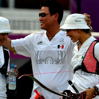 Entrenador de arqueras, forzado a dividir lealtades