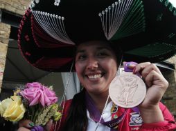 Mariana Avitia festejó con su familia, tras obtener la medalla de bronce en la competencia de Tiro con Arco individual femenil. NTX  /