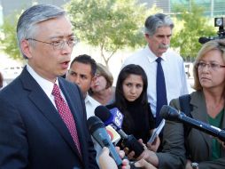 El abogado Stanley Young de la Unión de Libertades Civiles de América en conferencia afuera de la Corte Federal Sandra Day O'Connor. AP  /