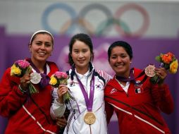 Las mexicanas Aída Román y Mariana Avitia compartieron el podio al ganar plata y bronce en tiro con arco. REUTERS  /