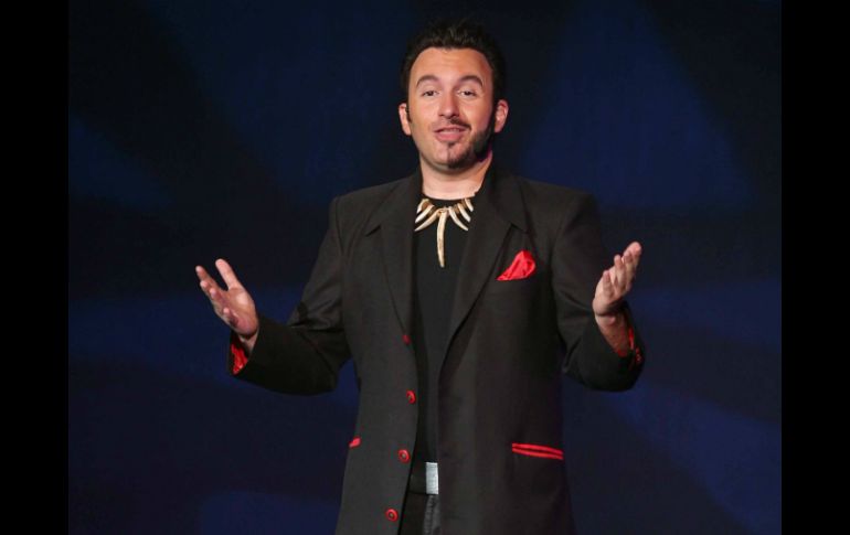 Un endoscopio y el mago de la media barba, Joaquín Kotkin, fueron los encargados de abrir el espectáculo.  /