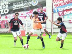 Rafael Márquez (al centro) considera que aún está lejano el momento en que Chivas sufra por problemas del descenso.  /