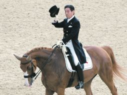 Agradece. Hiroshi Hoketsu, a lomos de “Whisper”, al final de su participación. AFP  /