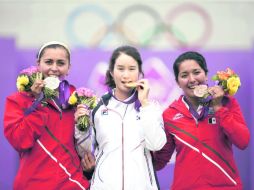 Aída Román, la coreana Ki Bo Bae y Mariana Avitia, muestran sus medallas obtenidas en el Lord’s Cricket Round de Londres. REUTERS  /