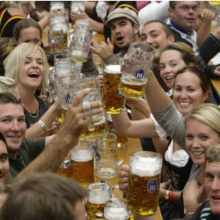 Berlín habilita 2.2 kilómetros de una avenida para una fiesta cervecera