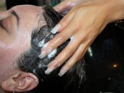 Las mujeres se tiñen el pelo con una frecuencia de entre sies y ocho veces al año. ARCHIVO  /