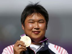 Oh Jin-Hyek presenta a su nuevo amigo, el oro de los Juegos Olímpicos. REUTERS  /