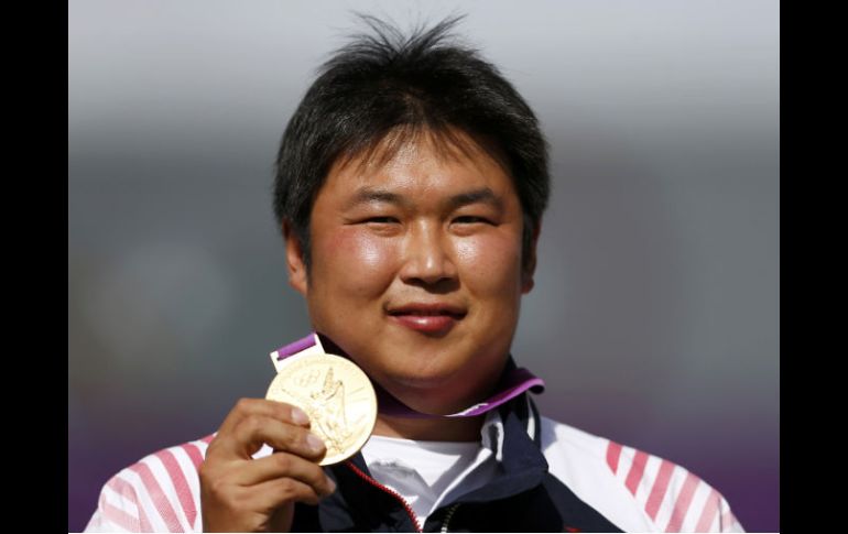 Oh Jin-Hyek presenta a su nuevo amigo, el oro de los Juegos Olímpicos. REUTERS  /
