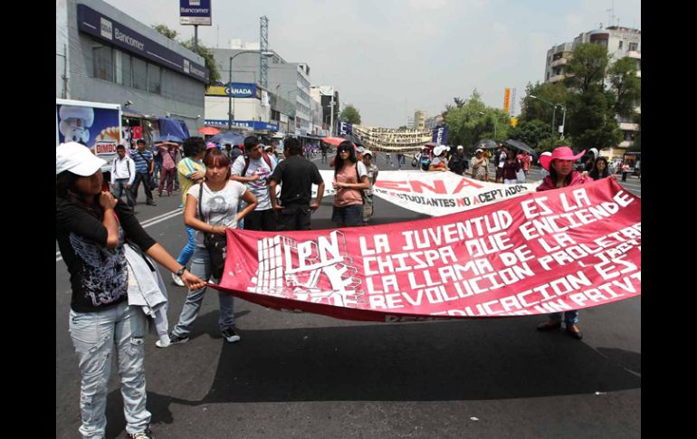 Los estudiantes sin lugar en universidades públicas han realizado marchas para exigir una oportunidad. ARCHIVO  /