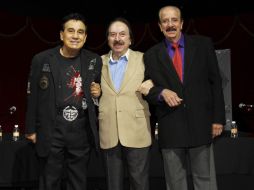 Gualberto, Arturo y Benito Castro se rodearon de amigos en la celebración de trayectoria musical de ''Los Hermanos Castro''. ARCHIVO  /