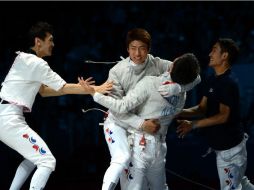 El equipo coreano festeja tras su victoria. AFP  /