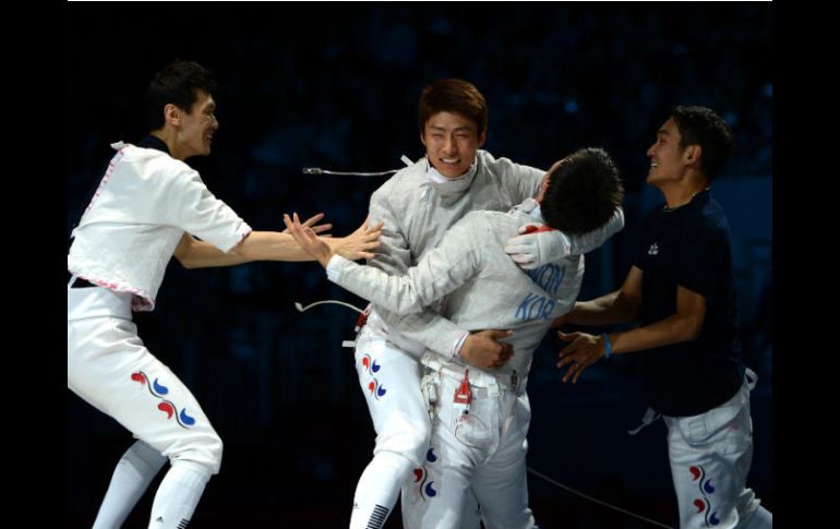El equipo coreano festeja tras su victoria. AFP  /