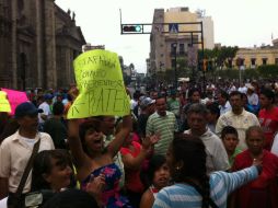 La manifestación provoca severas complicaciones al tráfico en el Centro de Guadalajara.  /