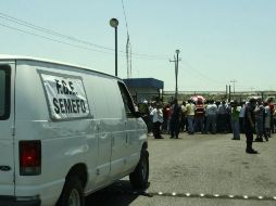 Un vehículo del Servicio Médico Forense ingresa  a la mina VII de la empresa Minera del Norte, del grupo AHMSA. EFE  /