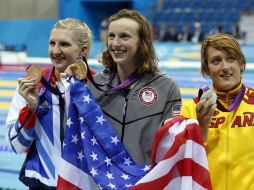 Rebecca Adlington del RU (I), Katie Ledecky de EU (C) y Mireia Belmonte (D), celebran tras la final de los 800m estilo libre. EFE  /