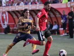 El jugador de Pumas Martín Bravo (I) marca a Javier Gandolfi (D), de Xolos, durante un partido por la jornada 3 del Torneo Apertura.EFE  /