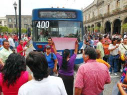 Comerciantes ambulantes se manifestaron en el Centro Histórico en demanda de que  la autoridad municipal les permita seguir laborando.  /