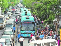Un grupo de comerciantes amenazó con bloquear el Macrobús y el Tren Ligero; finalmente, no lo hicieron.  /