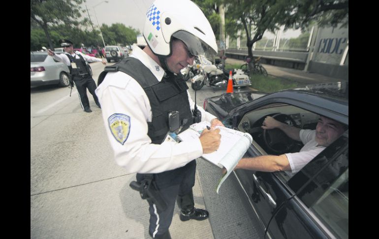 Un policía vial infracciona a un automovilista; la sanción por no usar el cinturón de seguridad actualmente es de 600 pesos.  /