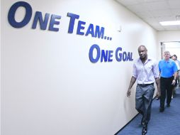 Despedida. Keith Bulluck sale de las oficinas de los Titanes. AP  /