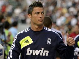 Cristiano Ronaldo saluda a los fanáticos después del juego amistoso ante Angeles Galaxy. EFE  /