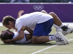 La dupla francesa celebra con euforia el bronce. AP  /